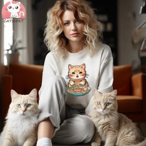 A Kitty's Culinary Adventure with Ramen. T Shirt