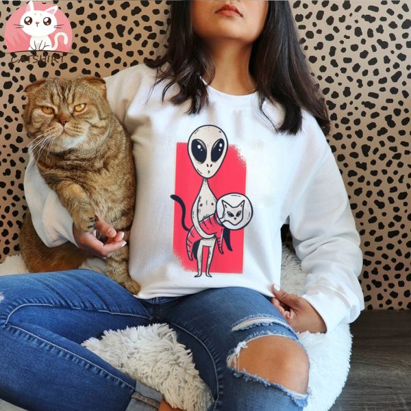 Cute Alien Holding A Pet Cat Graphic T SHIRT