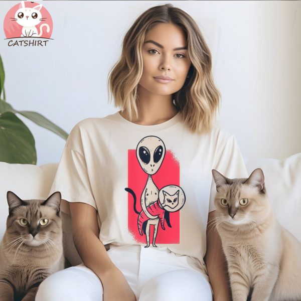 Cute Alien Holding A Pet Cat Graphic T SHIRT