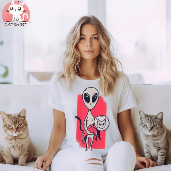 Cute Alien Holding A Pet Cat Graphic T SHIRT