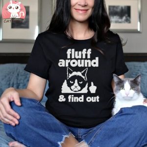 Fluff Around & Find Out Cool Hilarious Angry Cat Flipping The Bird Animal Pun Cat Dad Mom Sharing Memes Influencers Crewneck Sweater