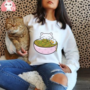 Funny cat eating yummy ramen noodles T Shirt