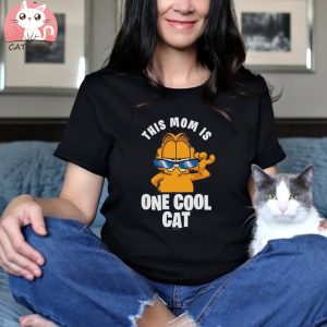 Garfield This Mom Is One Cool Cat Women's T Shirt