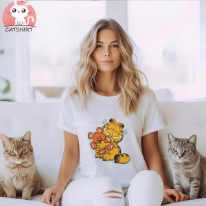 Garfield and bear Classic T Shirt