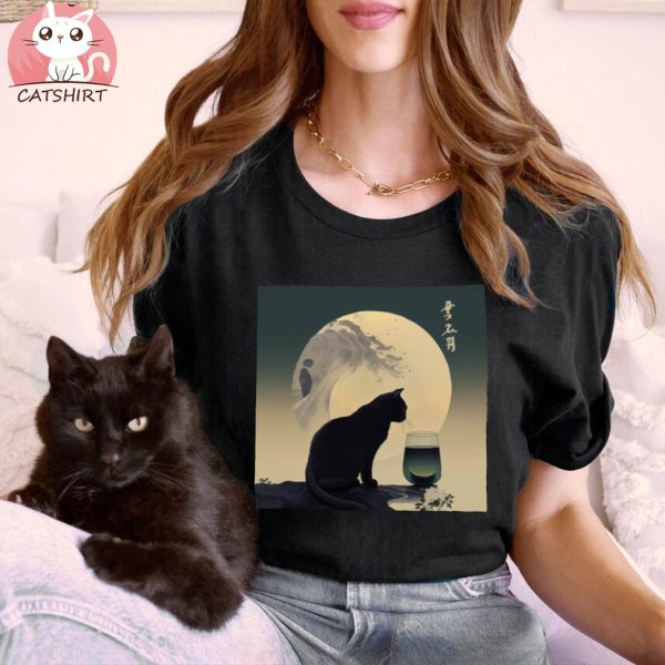 Black cat moon sake Japan T Shirt