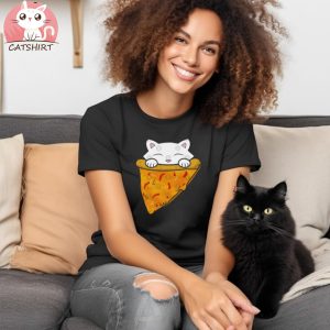 Cat eating a pizza T Shirt