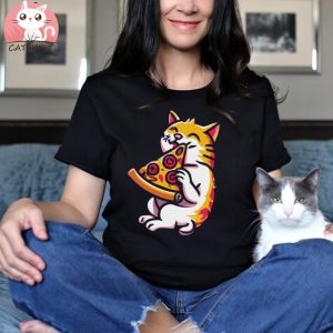 Cat eats pizza T Shirt