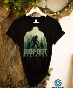 Funny Sasquatch Mountain Bigfoot Believers. T Shirt