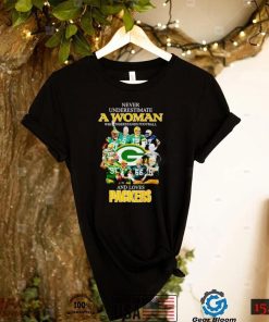 never underestimate a woman who understands football and loves packer all signature shirt shirt