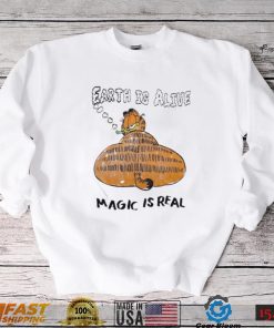 Garfield cat earth is alive magic is real t shirt