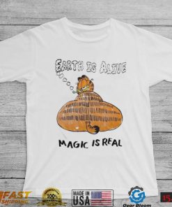 Garfield cat earth is alive magic is real t shirt