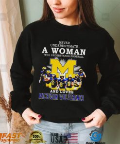 Never underestimate a woman who understands football and loves Michigan Wolverines 2022 shirt