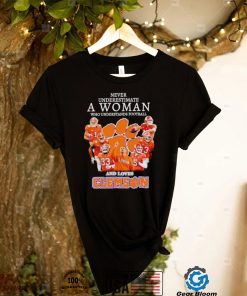 Never underestimate a woman who understands football and loves Clemson Tigers 2022 shirt