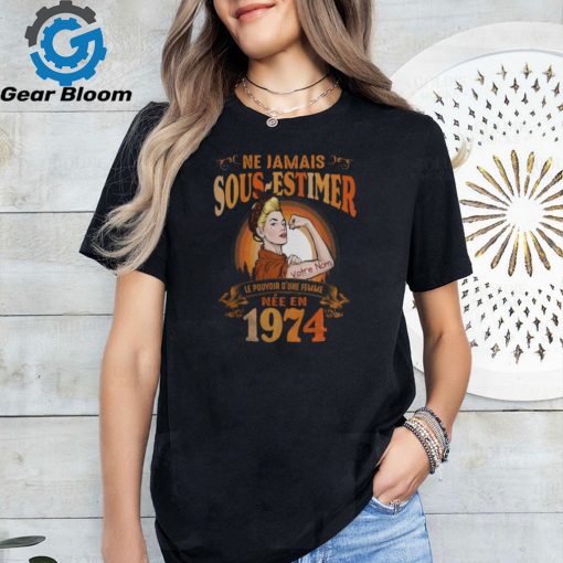 NE JAMAIS SOUS ESTIMEZ LE POUVOIR D’UNE FEMME NÉE EN 1974 shirt