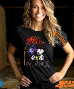 New England Patriots Snoopy Fan Enjoying The Fall Season T Shirt