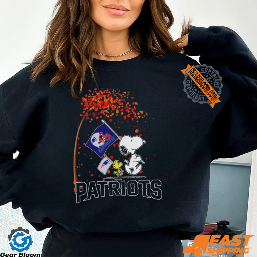 New England Patriots Snoopy Fan Enjoying The Fall Season T Shirt New England Patriots Snoopy Fan Enjoying The Fall Season T Shirt