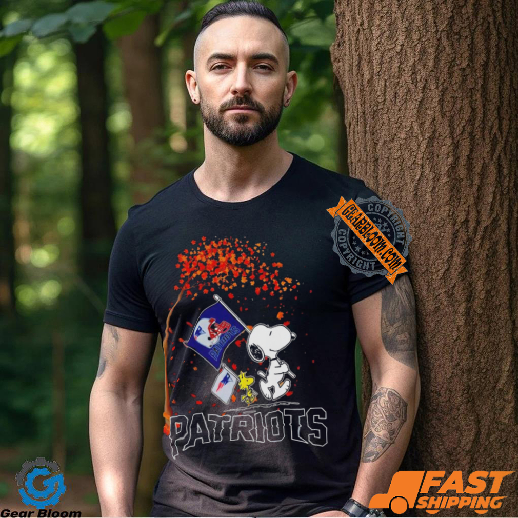 New England Patriots Snoopy Fan Enjoying The Fall Season T Shirt New England Patriots Snoopy Fan Enjoying The Fall Season T Shirt