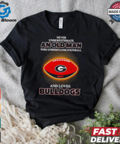 Never underestimate an old man who loves Bulldogs shirt