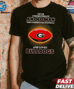 Never underestimate an old man who loves Bulldogs shirt