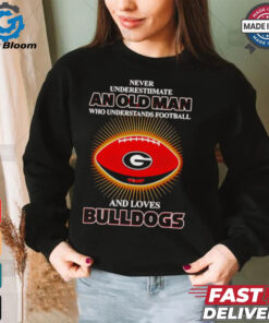 Never underestimate an old man who loves Bulldogs shirt