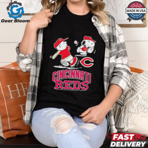 Cincinnati Reds Peanuts Charlie Brown and Snoopy playing baseball shirt