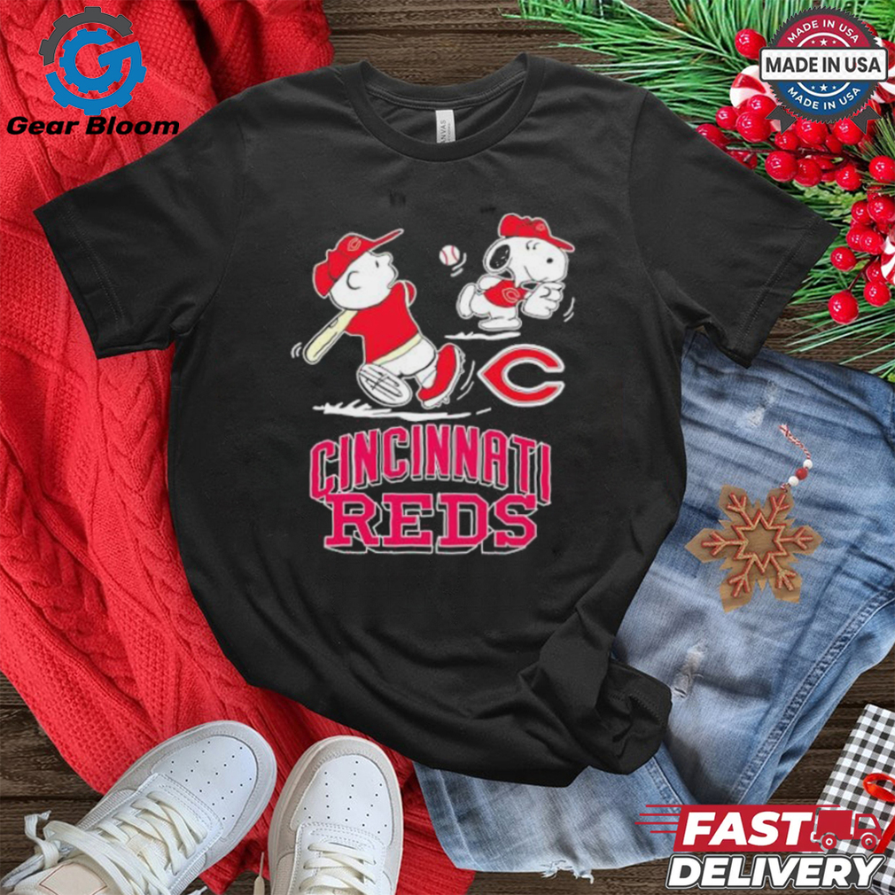 Cincinnati Reds Peanuts Charlie Brown and Snoopy playing baseball shirt Cincinnati Reds Peanuts Charlie Brown and Snoopy playing baseball shirt