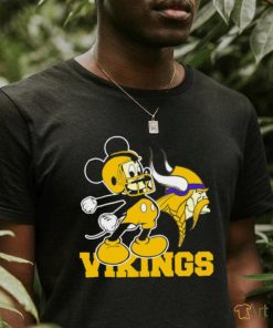 Best mickey Mouse cartoon NFL Minnesota Vikings football player helmet logo shirt