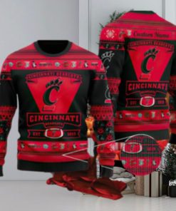 https://img.eyestees.com/teejeep/2023/Cincinnati-Bearcats-Football-Team-Logo-Knitted-Christmas-3D-Sweater-December-Custom-Name0-247x296.jpg