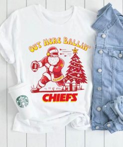 Happy Xmas Kansas City Chiefs football Santa Mahomes out here ballin’ Chiefs gift shirt