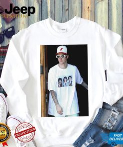 Justin Bieber wearing a Jonas brothers shirt