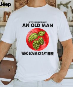 NEVER UNDERESTIMATE AN OLD MAN WHO LOVES CRAFT BEER Classic T Shirt