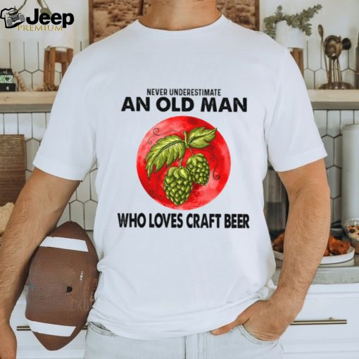 NEVER UNDERESTIMATE AN OLD MAN WHO LOVES CRAFT BEER Classic T Shirt