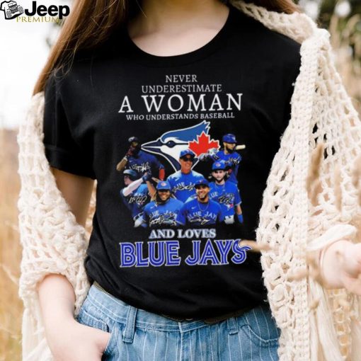 Never underestimate a woman who understands baseball and loves Toronto Blue Jays signatures 2023 shirt