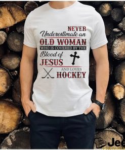 Never underestimate an old woman who is covered by the blood of jesus and loves hockey shirt