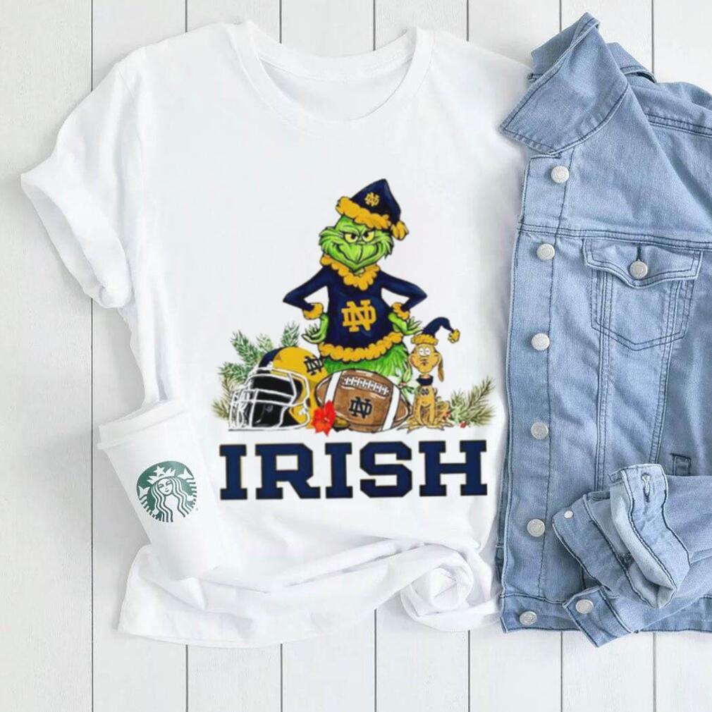 https://img.eyestees.com/teejeep/2023/Notre-Dame-Fighting-Irish-Grinch-and-Max-dog-funny-Christmas-shirt0.jpg