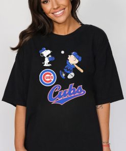 Official Snoopy And Charlie Brown Play Baseball Chicago Cubs Logo T shirt