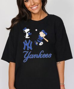 Official Snoopy And Charlie Brown Play Baseball New York Yankees Logo T shirt