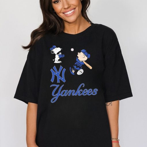 Official Snoopy And Charlie Brown Play Baseball New York Yankees Logo T shirt