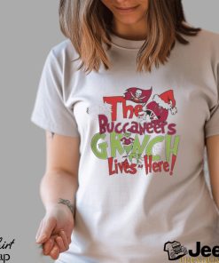 Official grinch Hat Santa The Buccaneers Lives Here Christmas Shirt