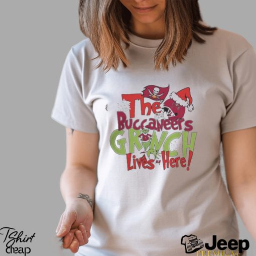 Official grinch Hat Santa The Buccaneers Lives Here Christmas Shirt