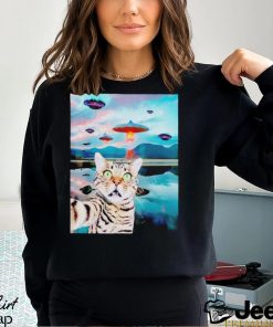 Selfie photo of the cat’s surprise with the UFO funny shirt