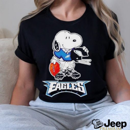 Snoopy a strong and proud Philadelphia Eagles T shirt