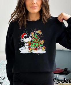 Snoopy and Woodstock in Santa hat decorate the pine tree Christmas shirt