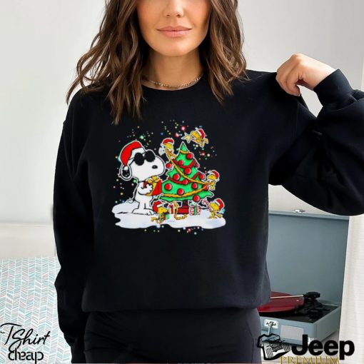 Snoopy and Woodstock in Santa hat decorate the pine tree Christmas shirt