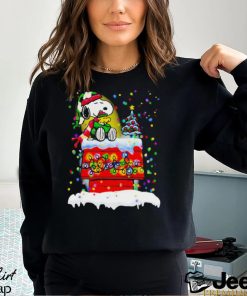 Snoopy hugs Woodstock on the chimney Merry Christmas shirt