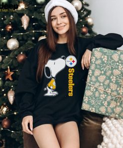 Snoopy kissing Pittsburgh Steelers shirt