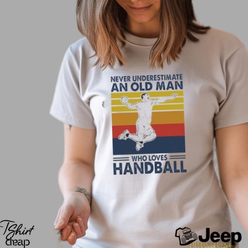 Top never underestimate an old man who loves Handball vintage shirt