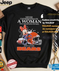 Design Never Underestimate A Woman Who Understands Football And Loves Chicago Bears T Shirt