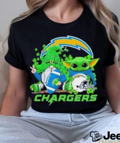 Design los Angeles Chargers Baby Yoda Happy St.Patrick’s Day Shamrock T Shirt