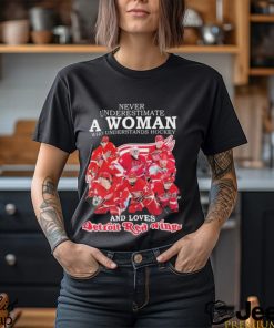 Never Underestimate A Woman Who Understands Hockey And Loves Detroit Red Wings 2024 Signatures Mug Custom Name Shirt